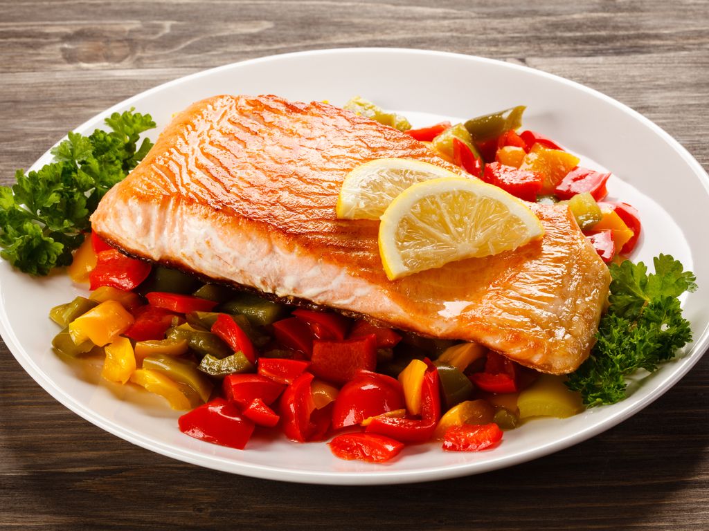 Plat du Mardi 7/07 - Pavé de saumon, sauce poivron rouge, poêlé de brocolis