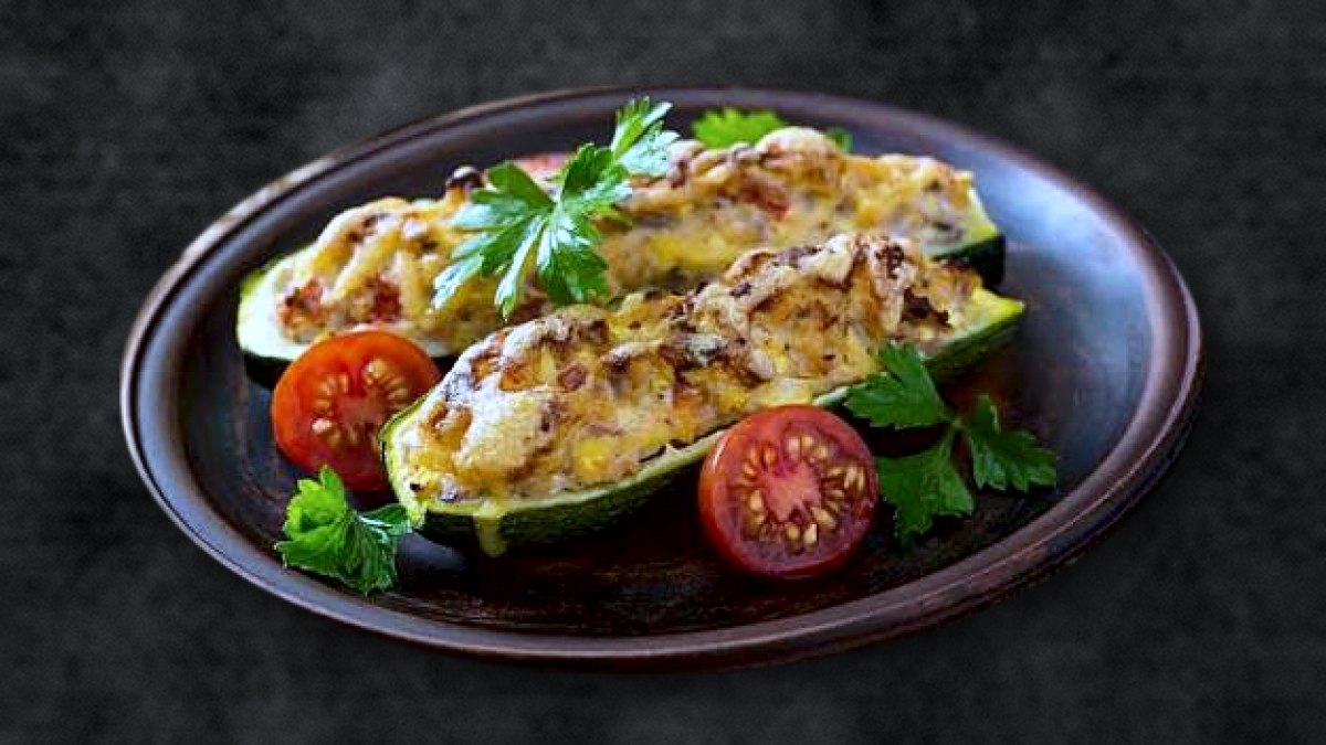 Plat du Vendredi 30/10 - Courgette farcie à la viande de porc, pâtes.