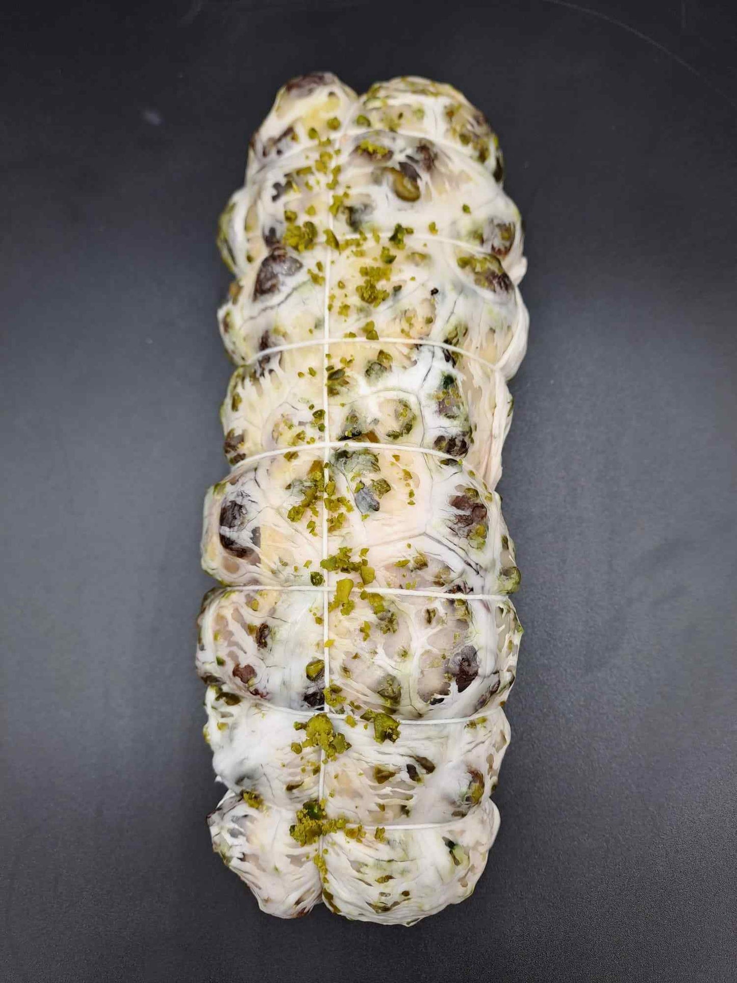 Rôti de chapon farci aux morilles, pistaches et raisins - 3/4 personnes