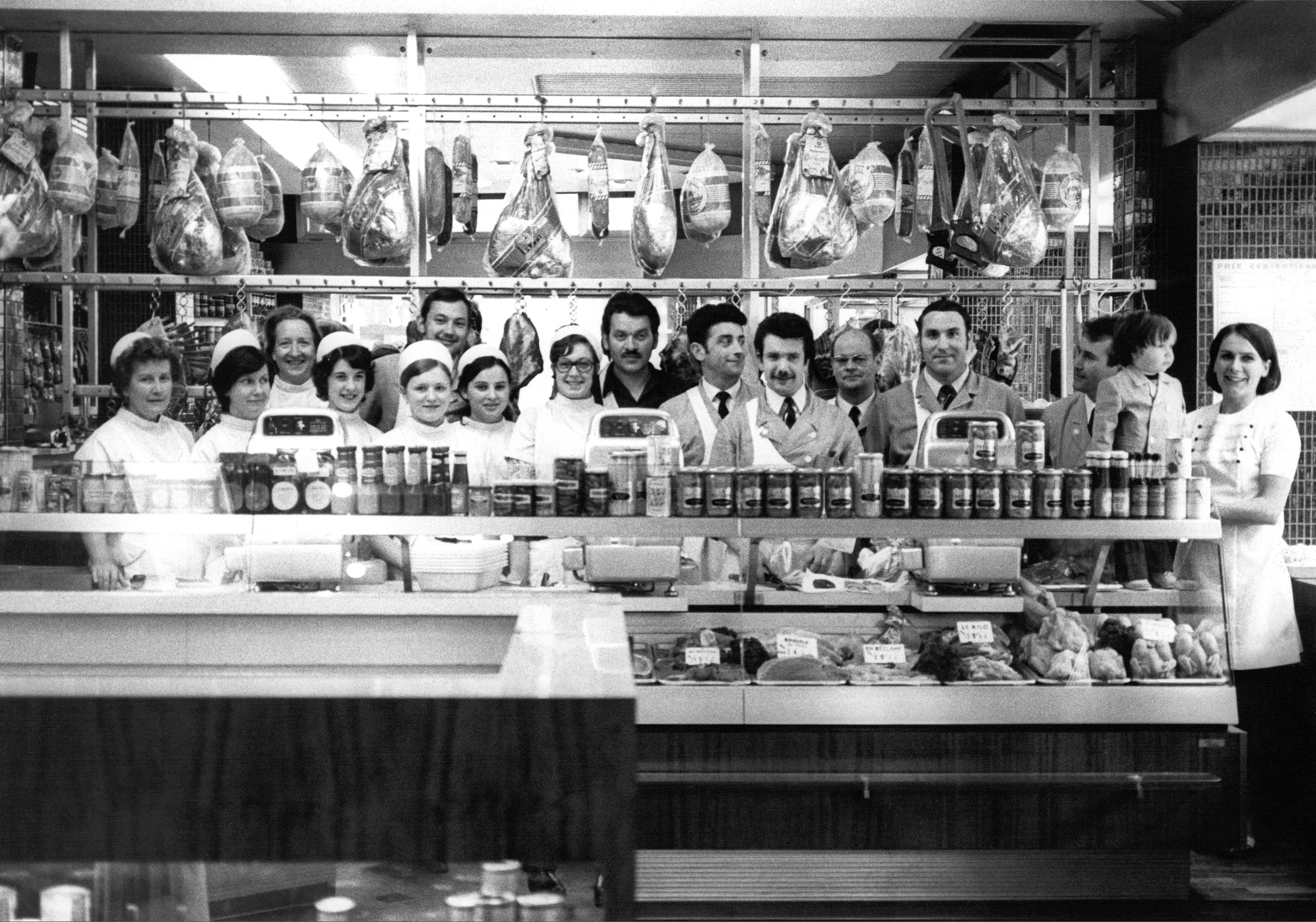 Équipe de la Maison Kirn derrière le comptoir, Strasbourg, années 1970
