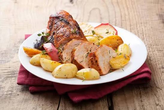 Plat du Lundi 29/06 - Rôti de porc en sauce, pomme de terre au four