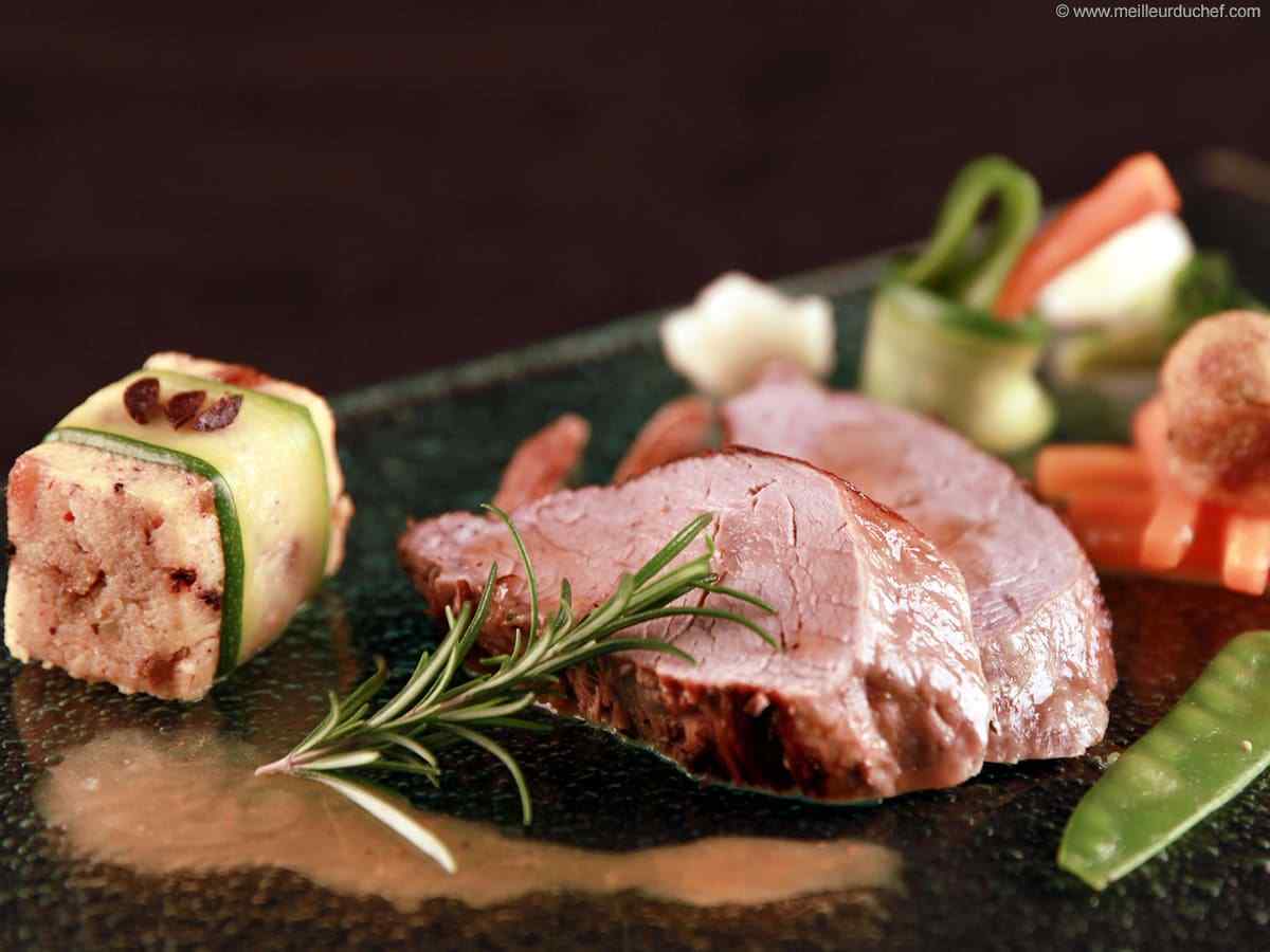 Filet mignon de veau au poivre rose, carottes glacées au miel, purée de pommes de terre aux finers herbes